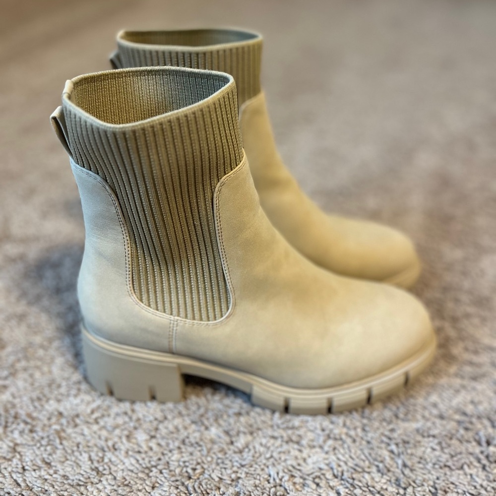 Women’s size 8 khaki boots.